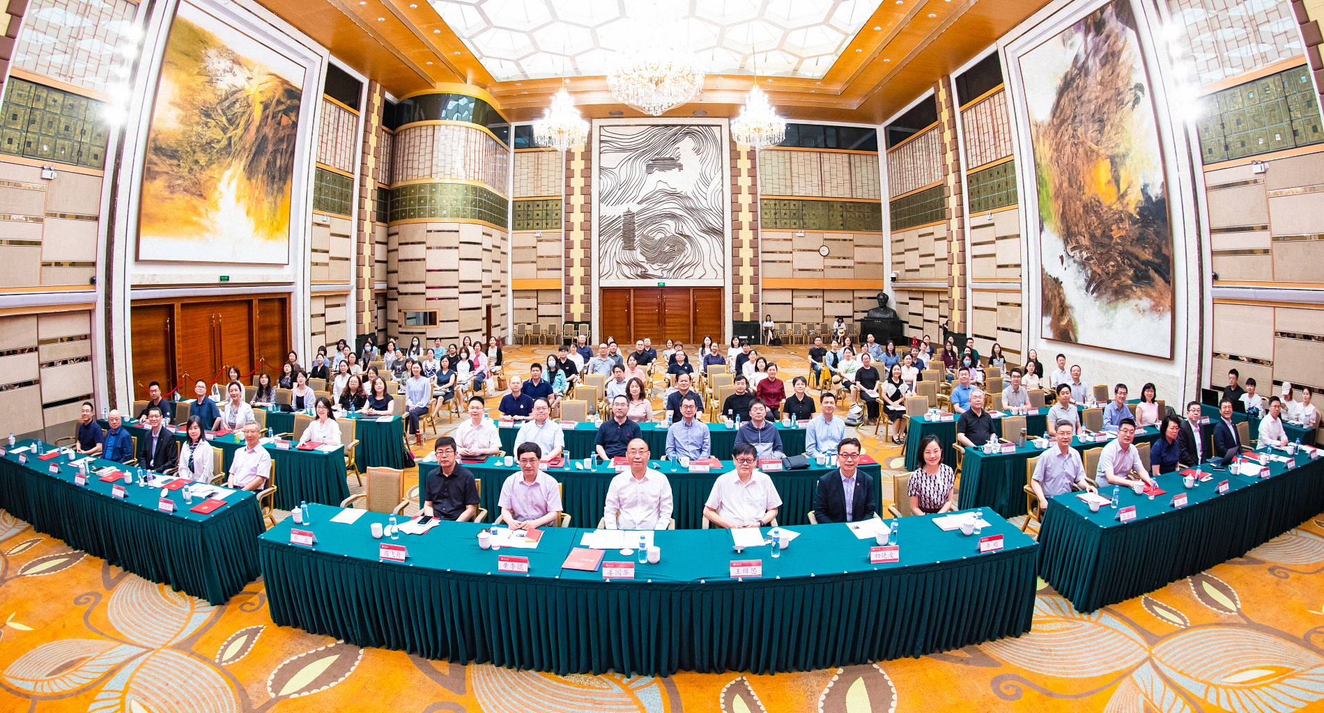 伟德官网在2024年度伟德国际1946bv官网智库工作会议上获表彰并做大会经验分享